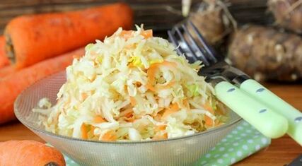 Ensalada hecha de chucrut y jerusalén alcachofa