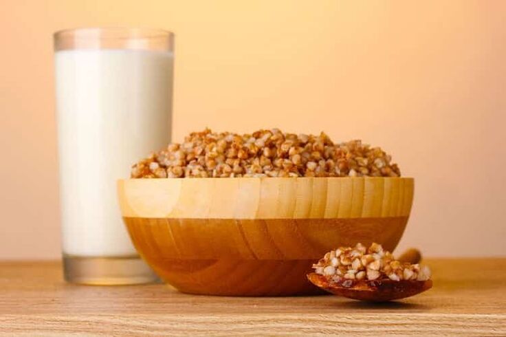 Gachas de trigo sarraceno y vidrio de leche